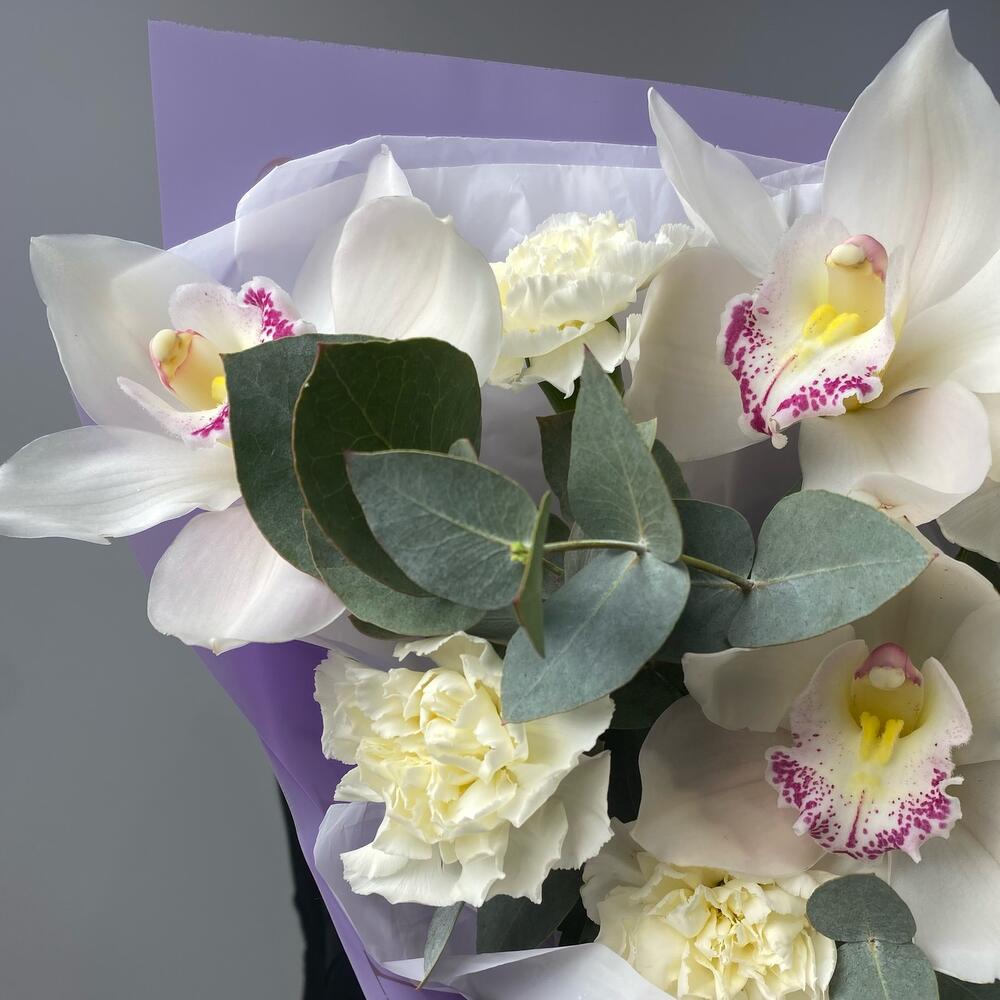 https://content2.flowwow-images.com/data/flowers/1000x1000/97/1738732720_84388397.jpg