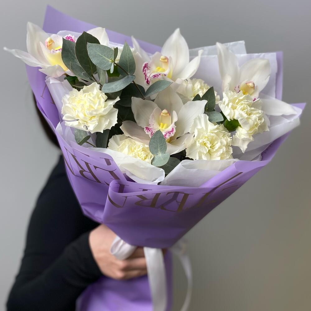 https://content2.flowwow-images.com/data/flowers/1000x1000/23/1738732720_95046923.jpg